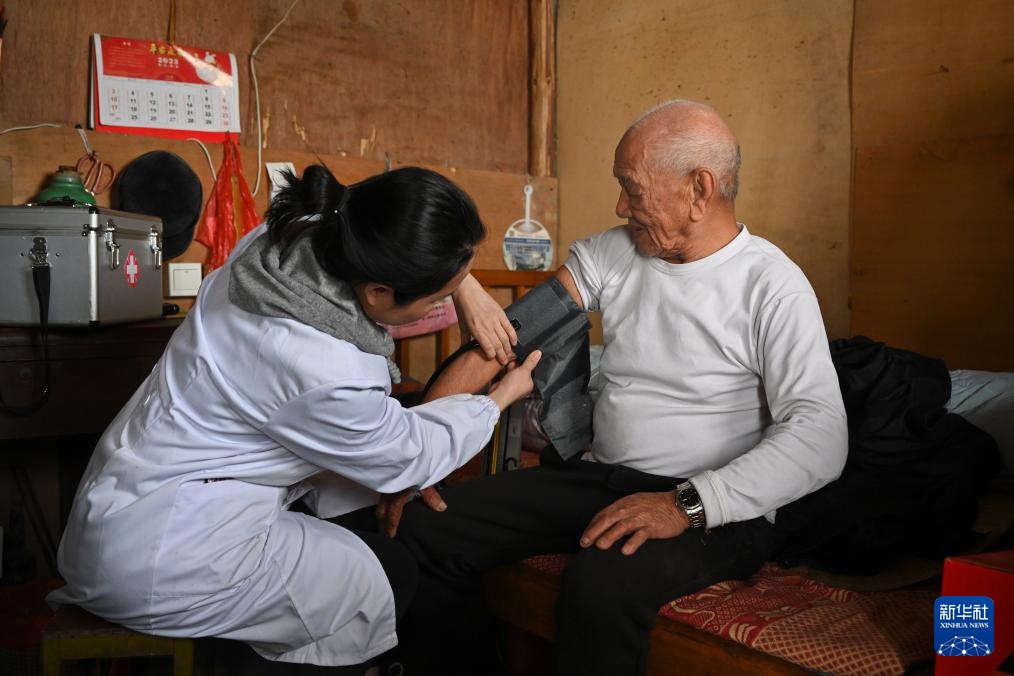 新华视点·关注重阳节丨如何让高龄老人放心“跟团游”?