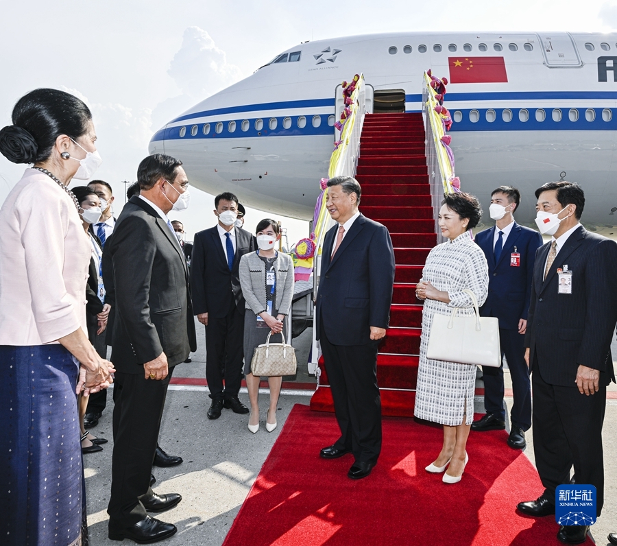 习近平结束出席APEC领导人非正式会议、G20峰会并对秘鲁、巴西国事访问回到北京