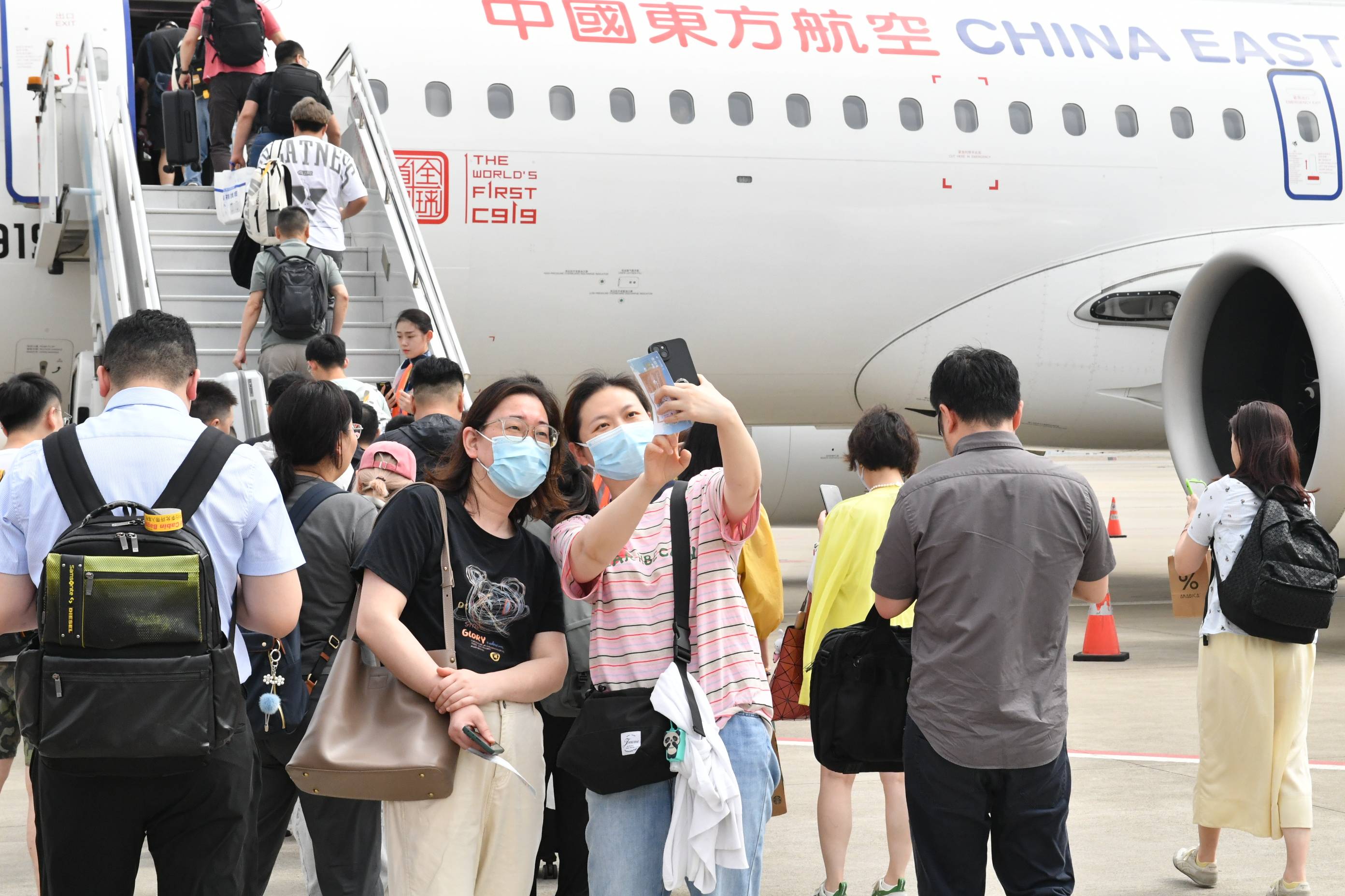 国产大飞机C919首次搭载旅客飞抵海南