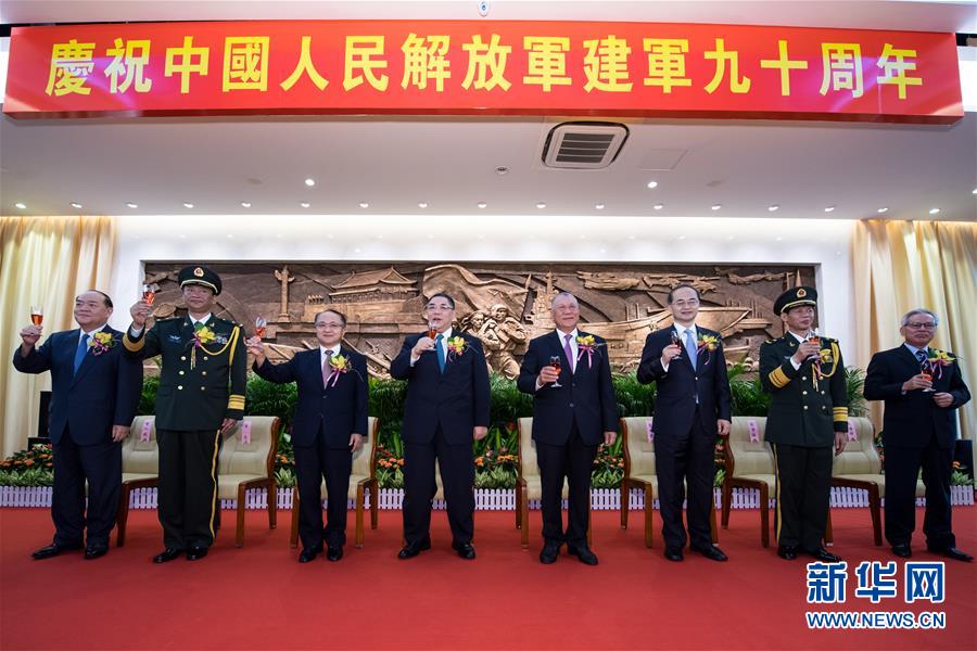 习近平会见何厚铧和崔世安