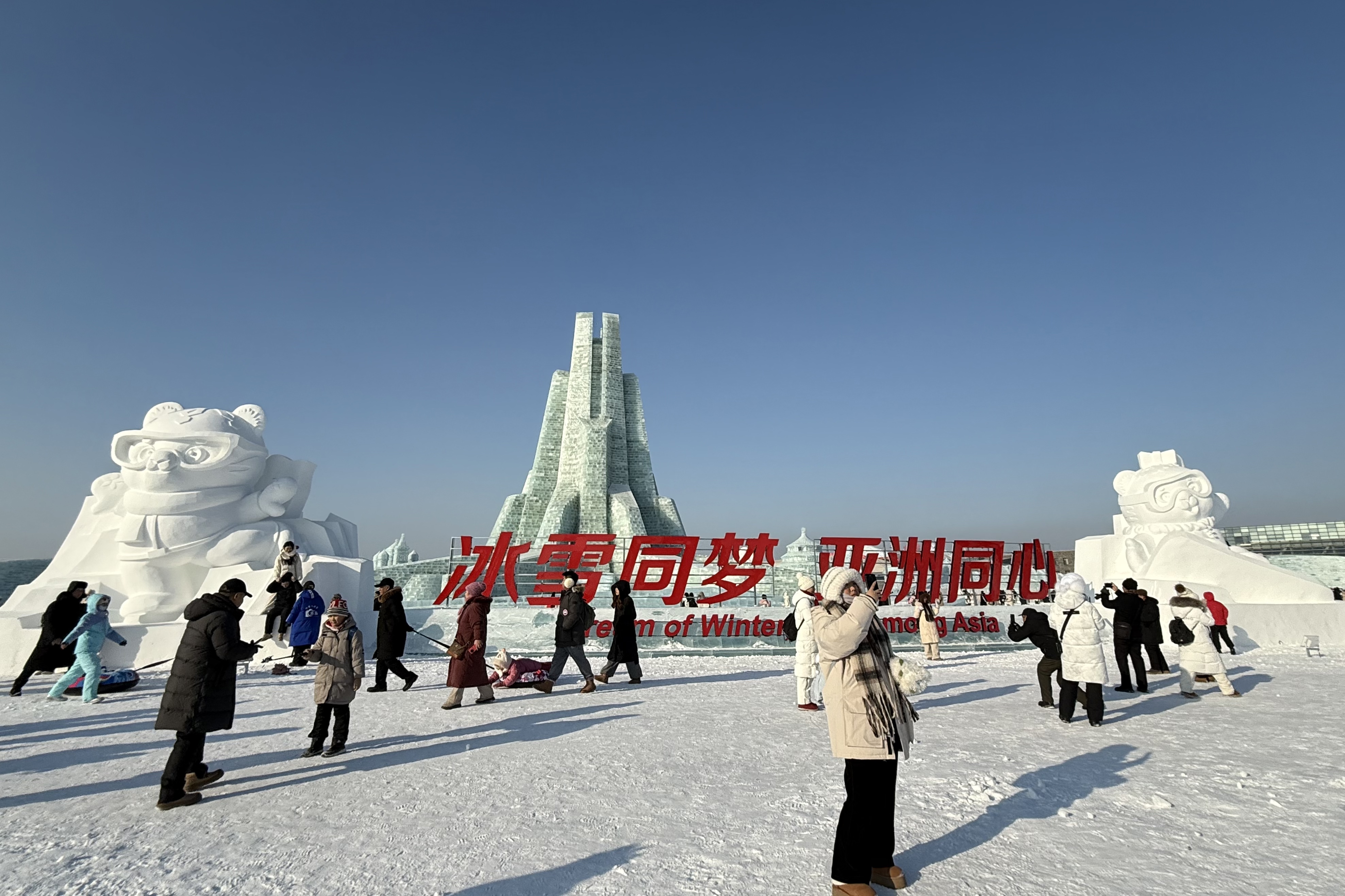 哈尔滨冰雪大世界：开园52天游客突破300万人次