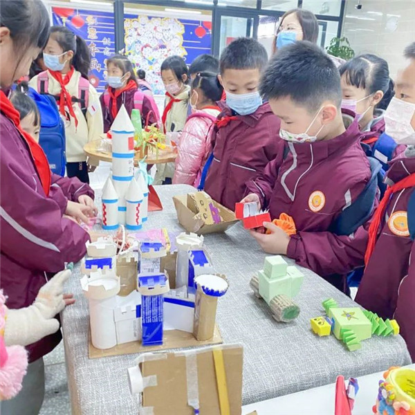 中国经济样本观察·“镇”了不起｜在指尖上作画，“穿戴甲”做成80亿元“黄金甲”