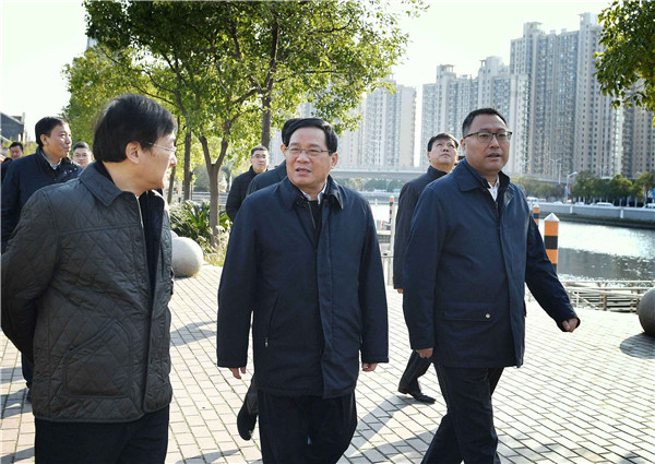 李强主持召开国务院第八次全体会议 深入学习贯彻习近平总书记在全国两会期间的重要讲话精神 对落实国务院2025年重点工作进行部署