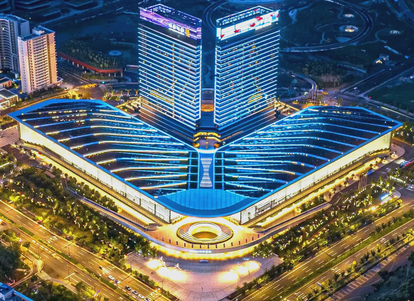 上海临港新片区地标建筑雄姿初现