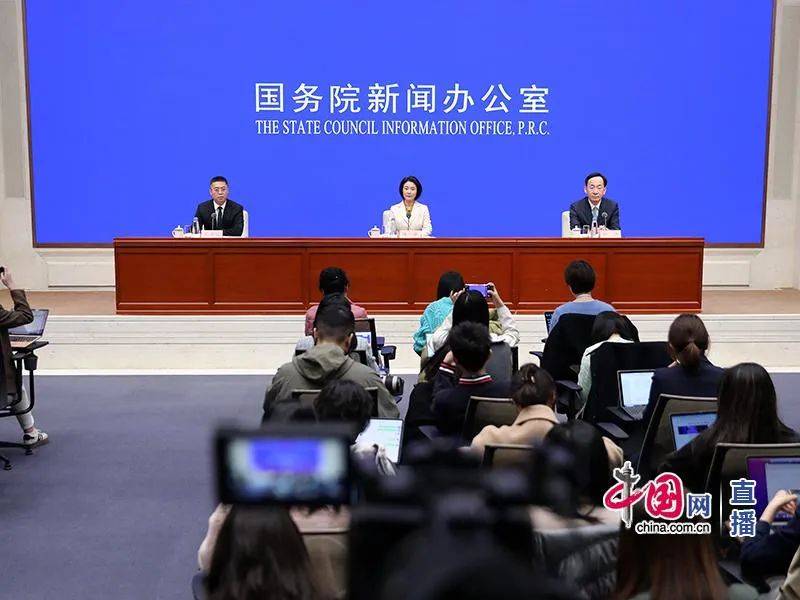 新华全媒+丨科技办会——探馆2025中关村论坛年会