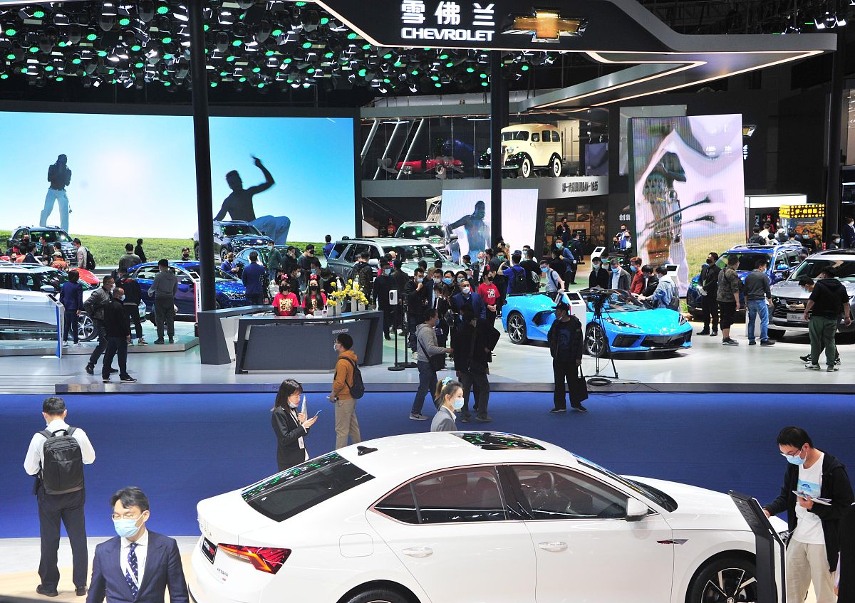 上海车展创新大潮奔涌 车企技术竞争扩展至多领域多场景