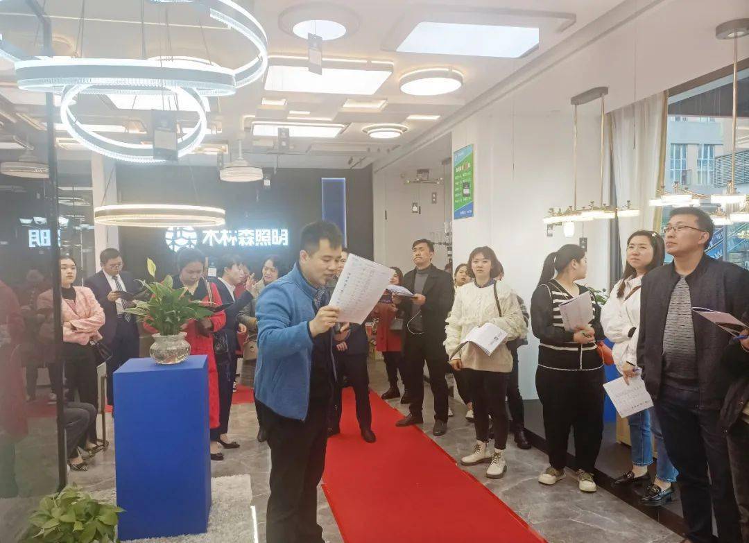 木林森AI照明服务机器人“森宝”亮相荣耀合作伙伴大会