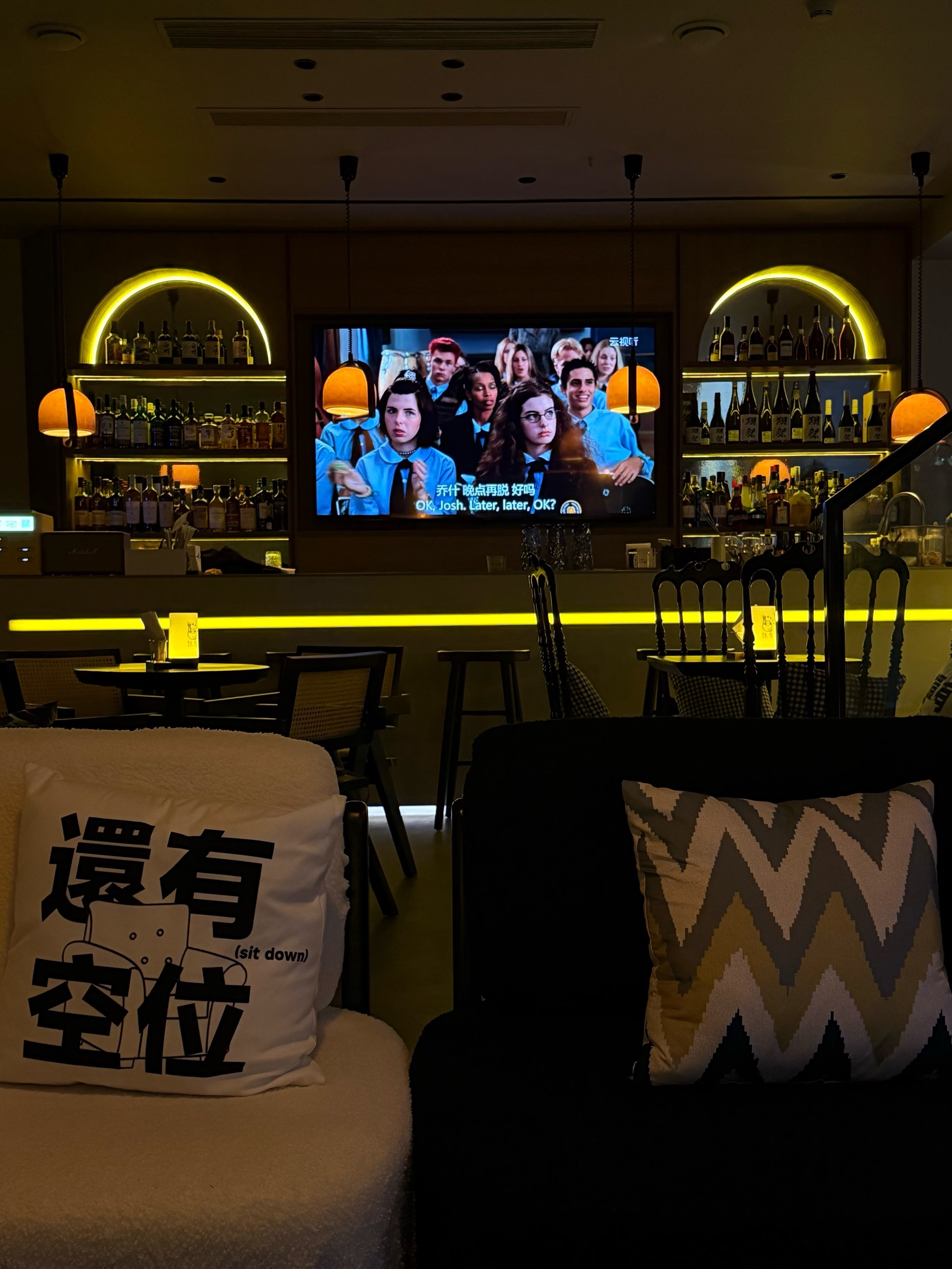 “早C晚A”，被年轻人爱上的“日咖夜酒”风靡，为何连锁巨头却难“打个样”？