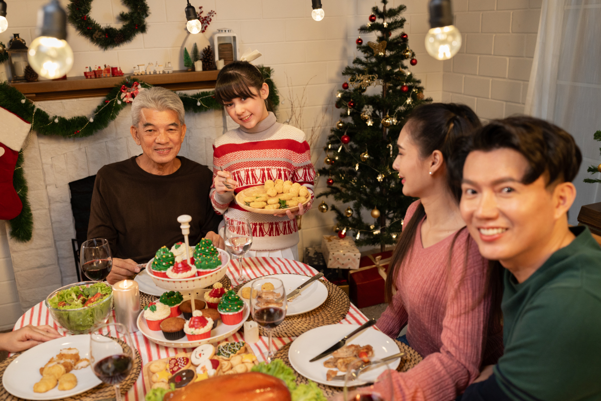 返乡、度假、出行、年夜饭……2023过年，年轻人“动吃动吃”迎春节