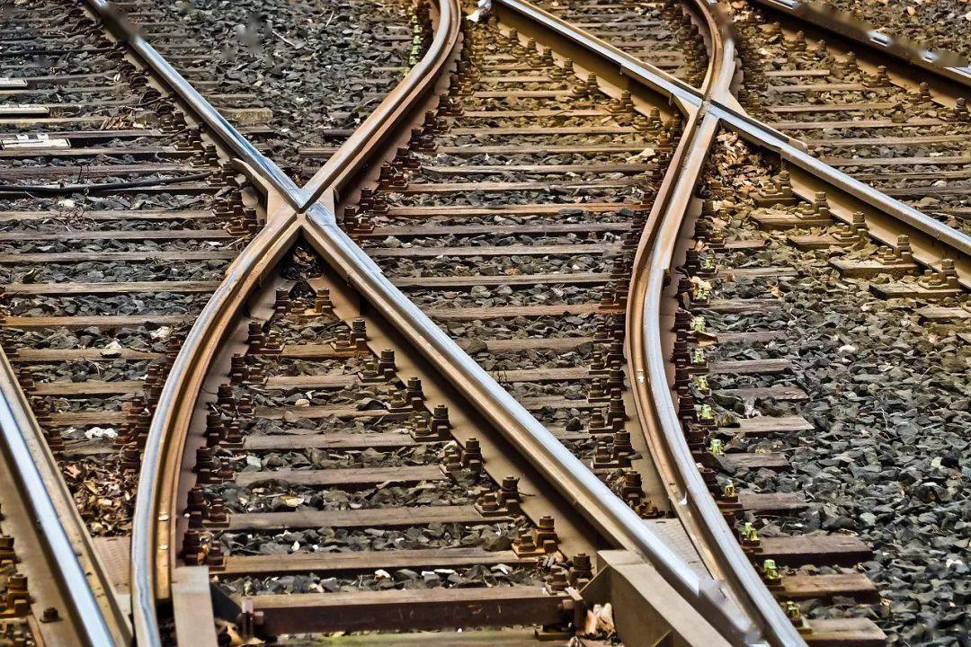 今年前五月全国铁路建设高效推进 完成固定资产投资2421亿元