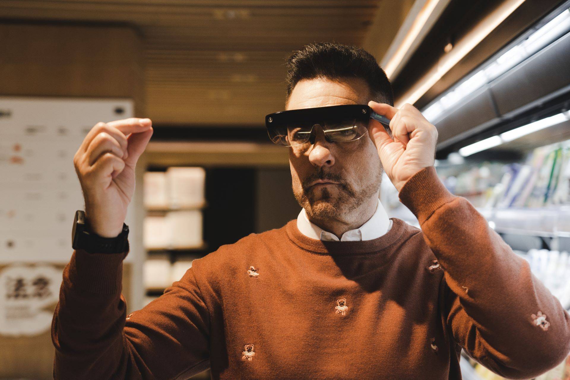 中国智能眼镜望向世界