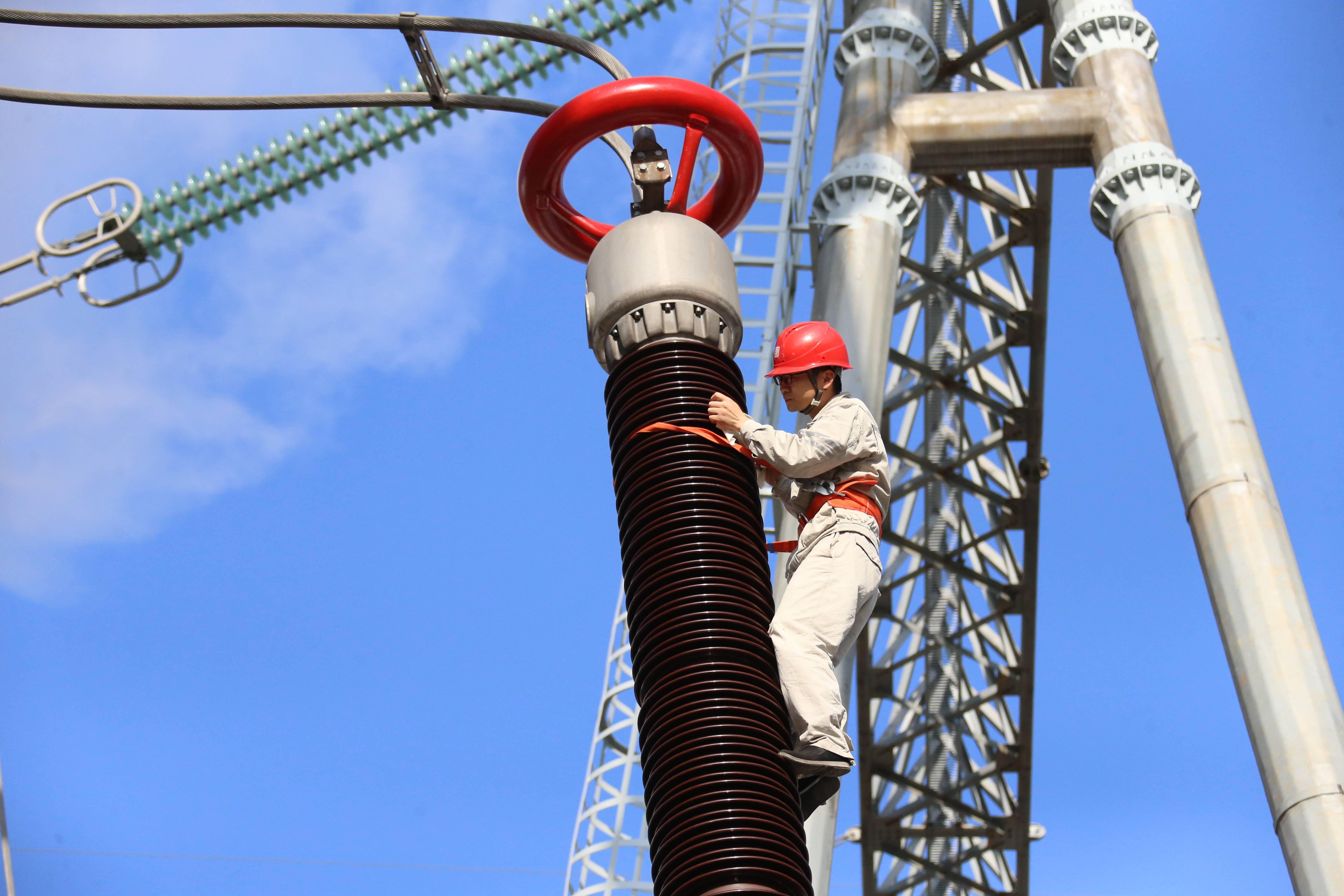 国家能源集团首批进口长协蒙煤成功通关入境