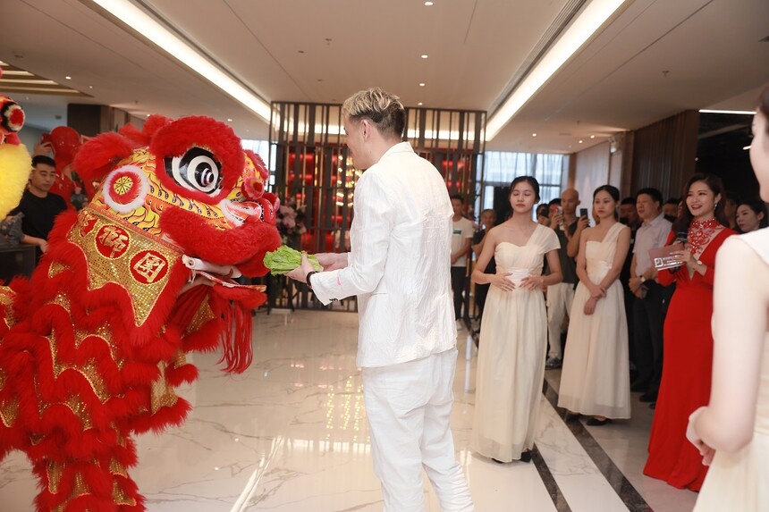 玉禾田举行乔迁盛典暨智元机器人合作签约仪式