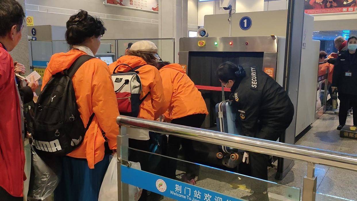 新华视点｜“银发专列”为何成为老年人出游“新宠”？