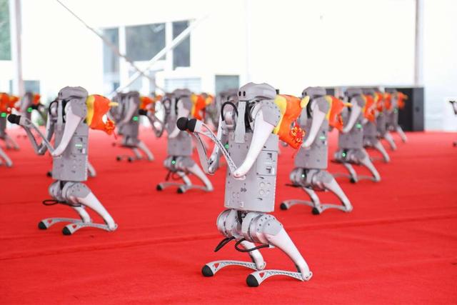 世界机器人大会即将开幕 十八只概念股半年报业绩向好