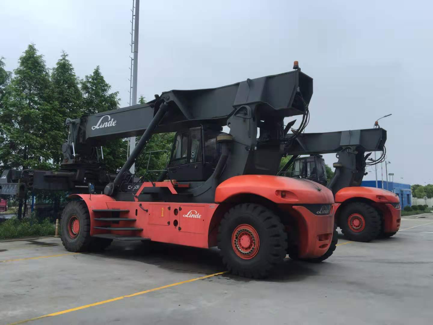 徐工集团：全球首台专为储能领域定制的65吨级正面吊投入使用