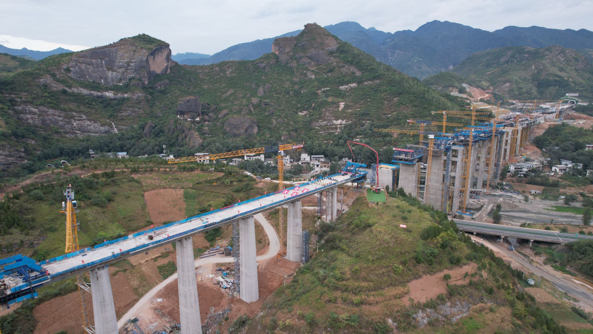 西十高铁汉江特大桥钢桁梁合龙