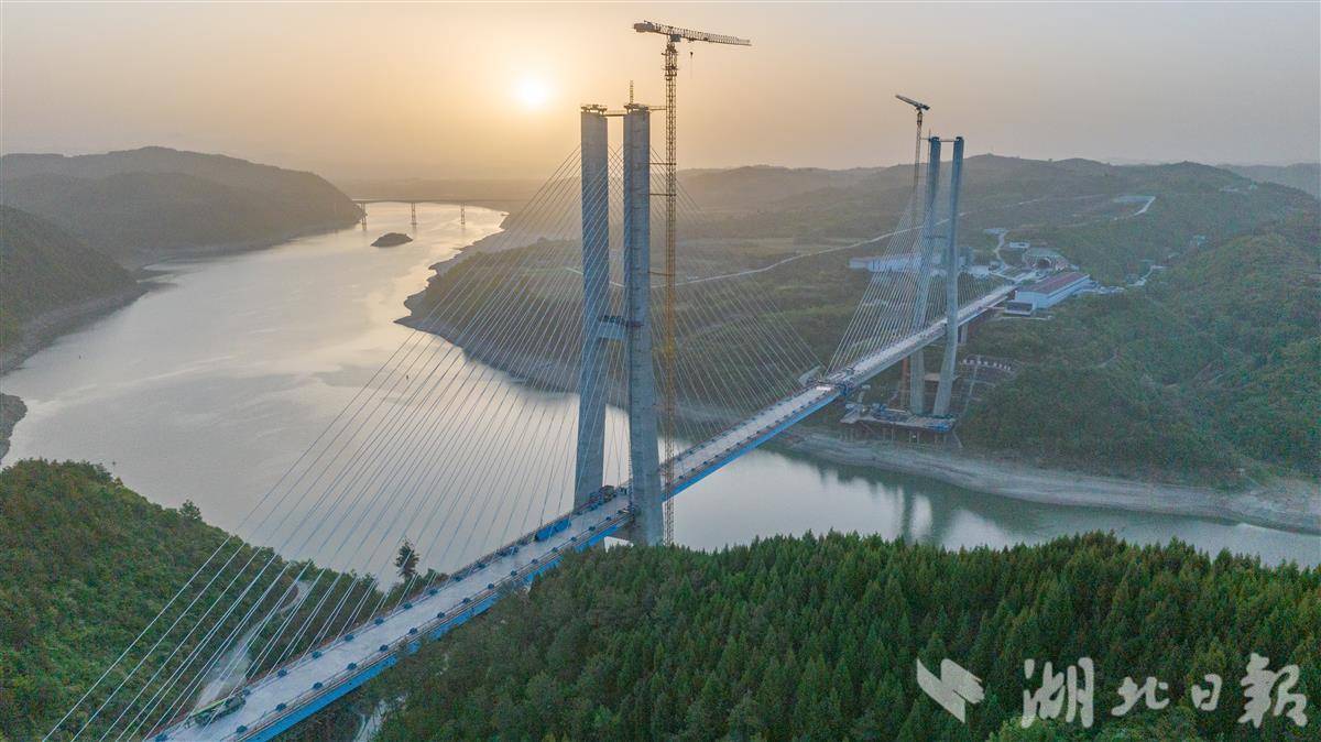 西十高铁汉江特大桥钢桁梁合龙