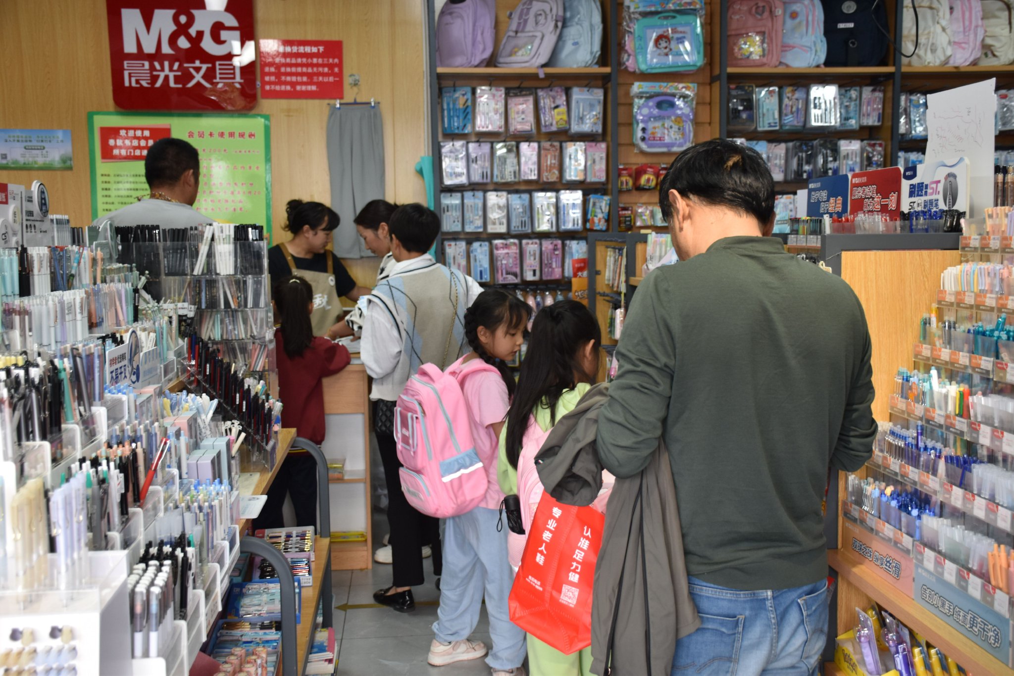 换新需求旺盛 “开学经济”持续升温