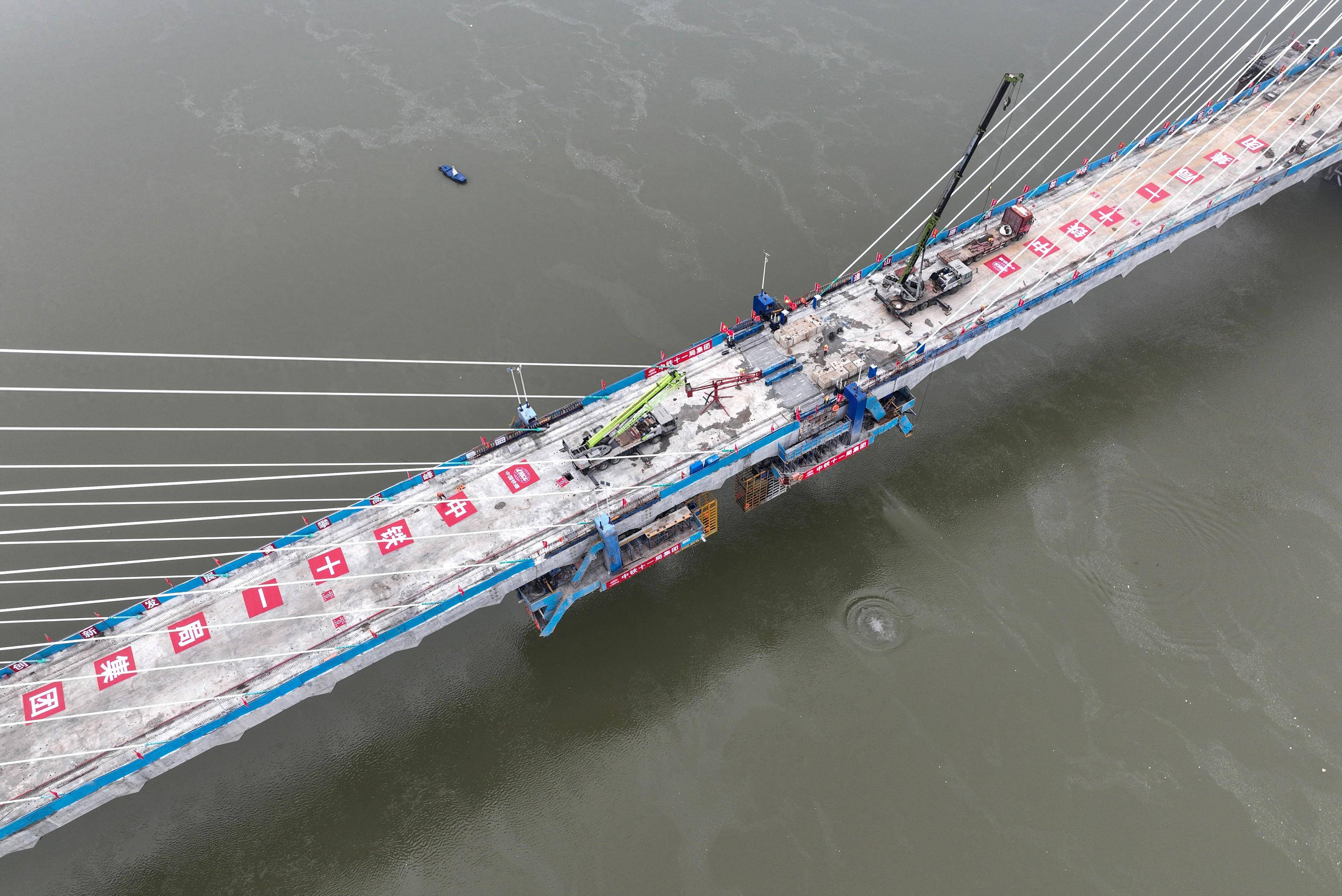 沪渝蓉高铁武汉至宜昌段开启运行试验