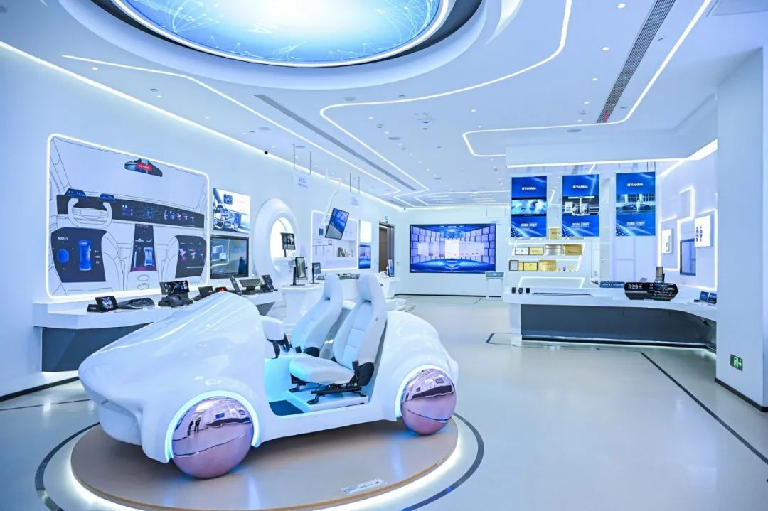 天马发布高端OLED技术品牌“天马天工屏”