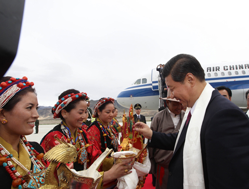 习近平率中央代表团抵达乌鲁木齐出席新疆维吾尔自治区成立70周年庆祝活动