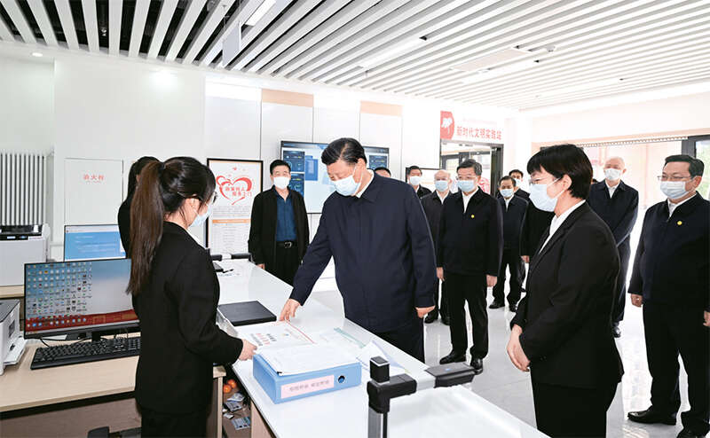 习近平率中央代表团抵达乌鲁木齐出席新疆维吾尔自治区成立70周年庆祝活动