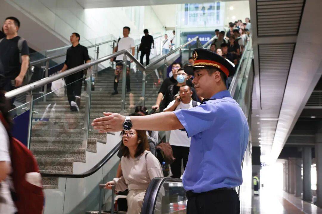 超2300万人次 国庆中秋假期首日全国铁路旅客发送量创新高