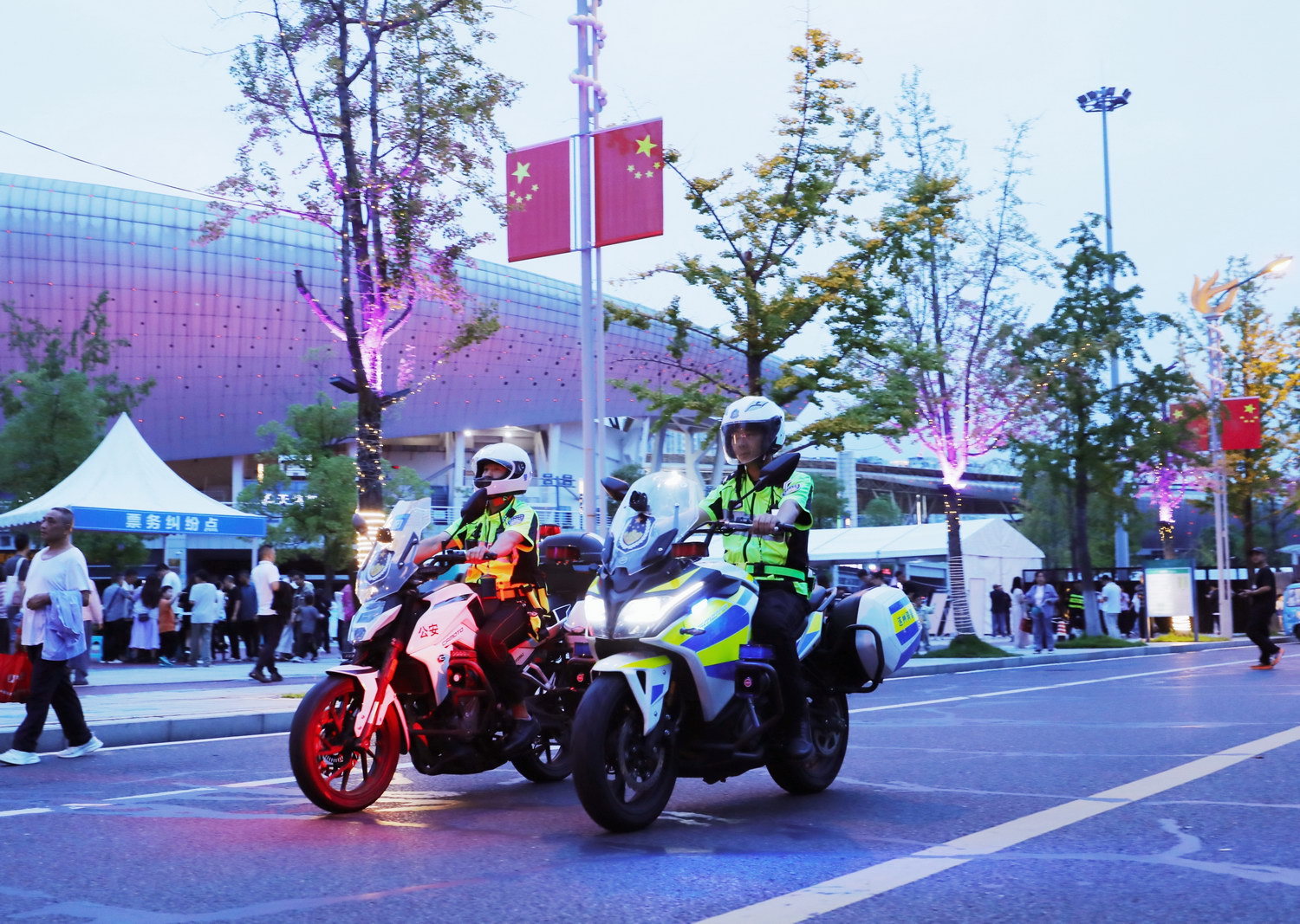 国庆中秋假期，各行各业的劳动者——为民服务拼搏奉献 坚守岗位实干担当