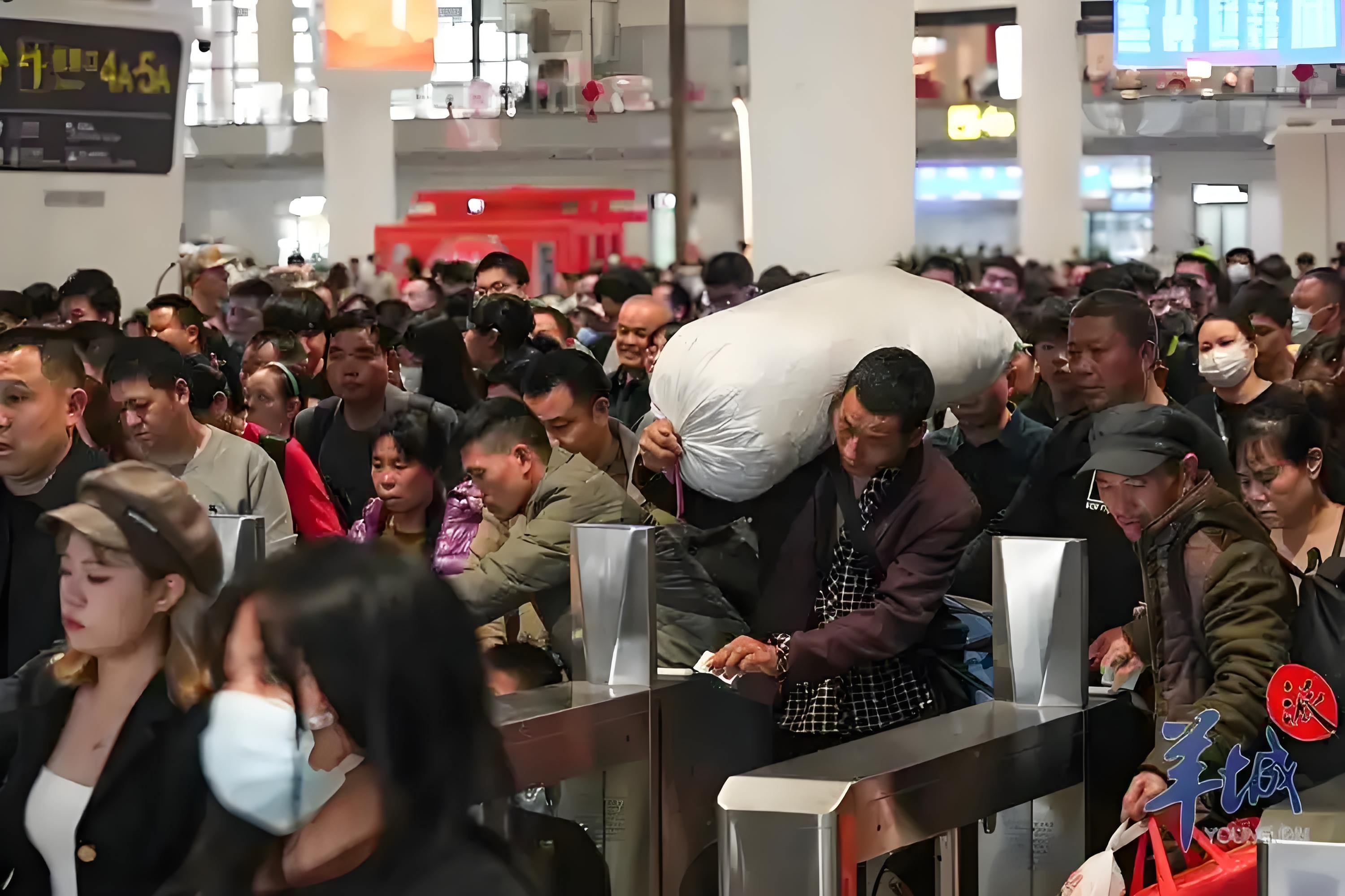 铁路部门全力应对假期返程客流高峰