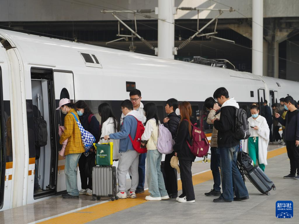 铁路部门全力应对假期返程客流高峰