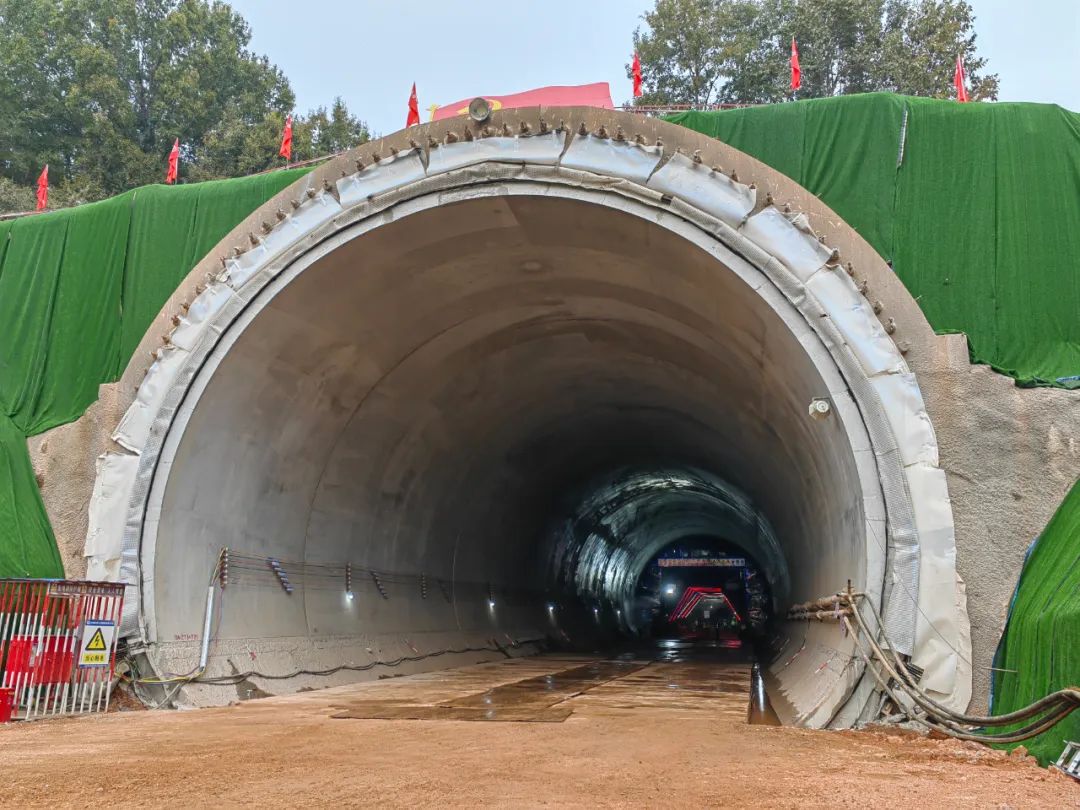 合武高铁安徽段首座隧道贯通