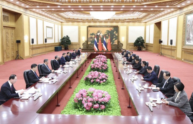 习近平会见多米尼克总统伯顿