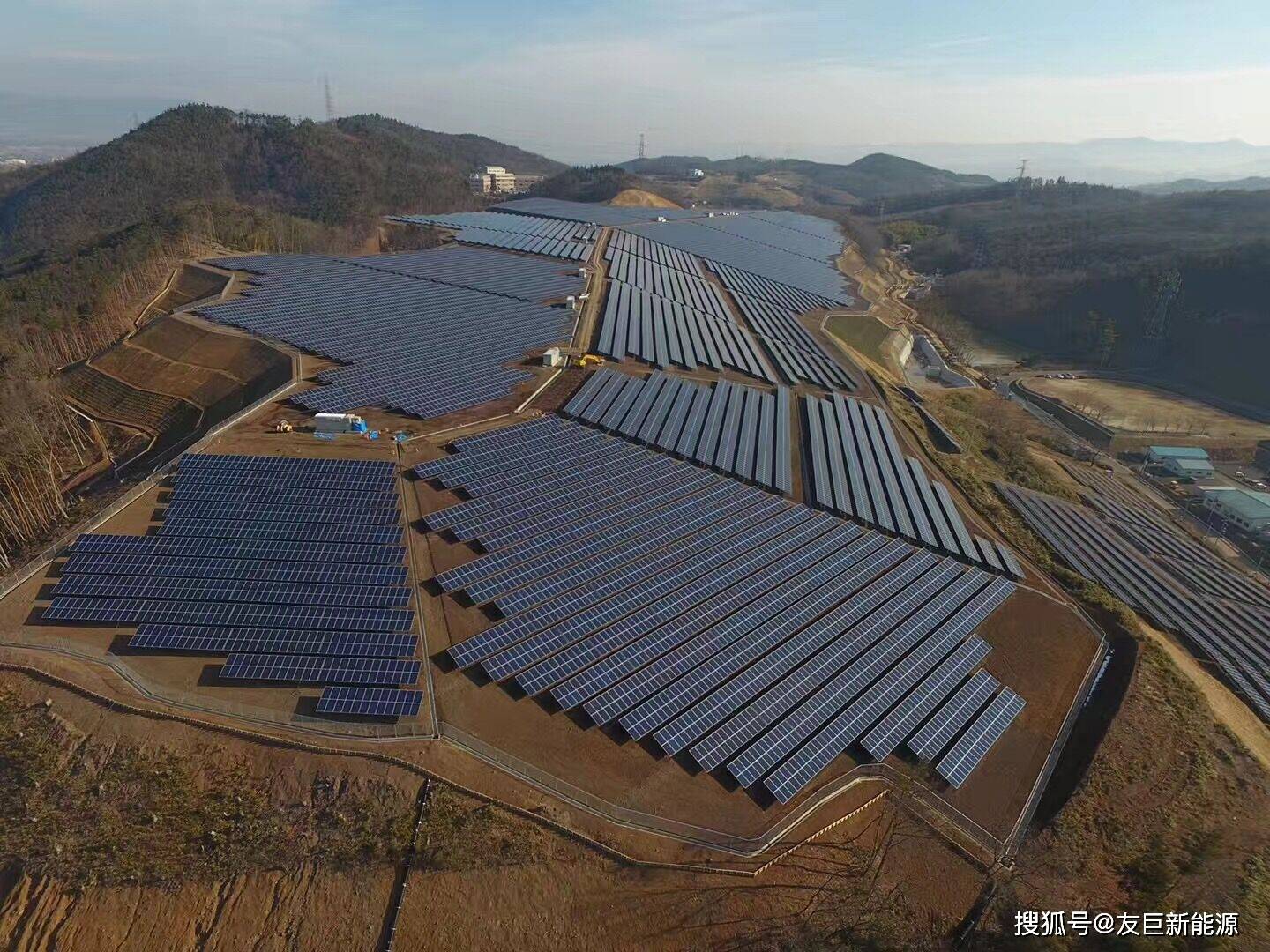 国家管网集团首个地面集中式大型光伏发电项目在新疆并网