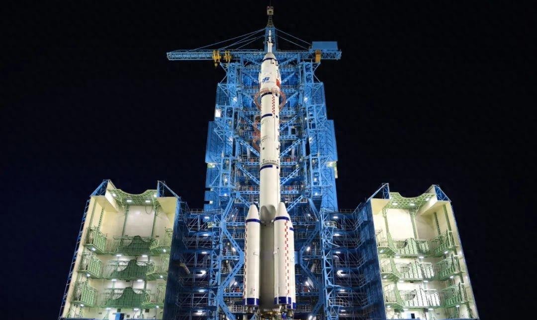 神舟二十一号丨中国人2030年前实现登陆月球的目标不动摇 长征十号将进行技术验证飞行试验