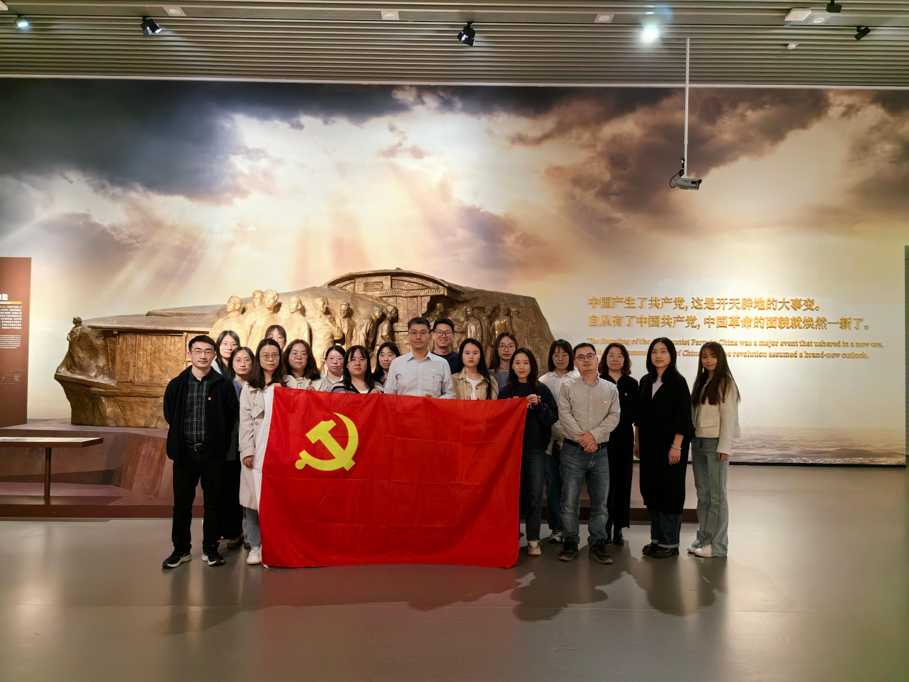 广大知识分子和青年学生深入领会全会精神激扬奋进力量