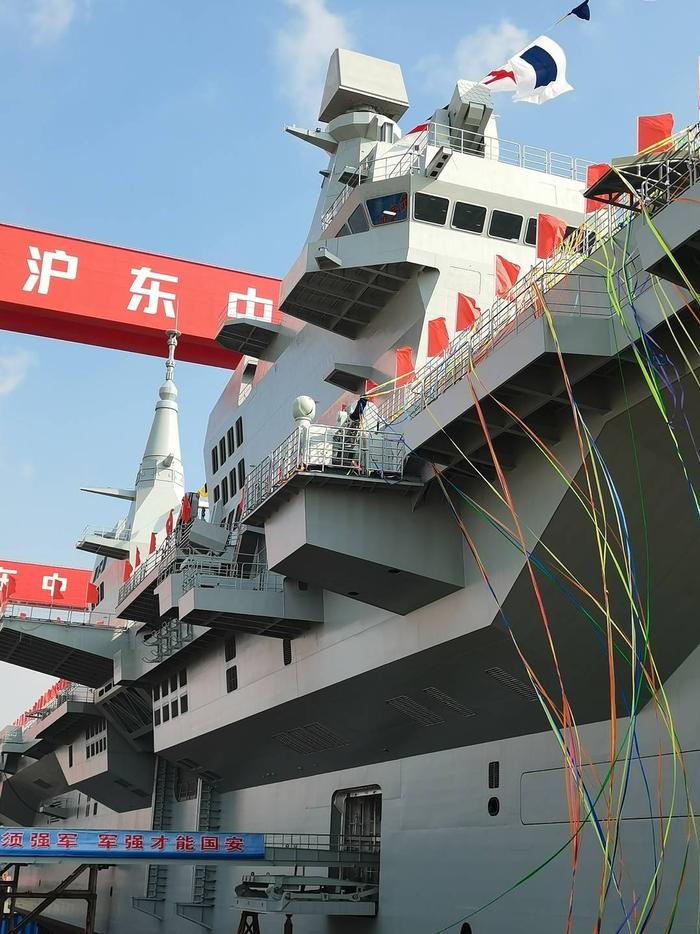 我国第一艘电磁弹射型航空母舰入列 习近平出席入列授旗仪式并登舰视察