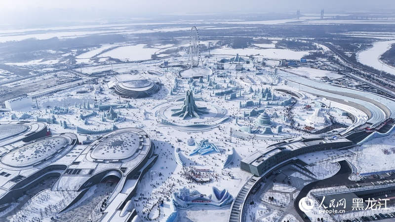 哈尔滨举办首届冰博会展示冰雪经济新发展