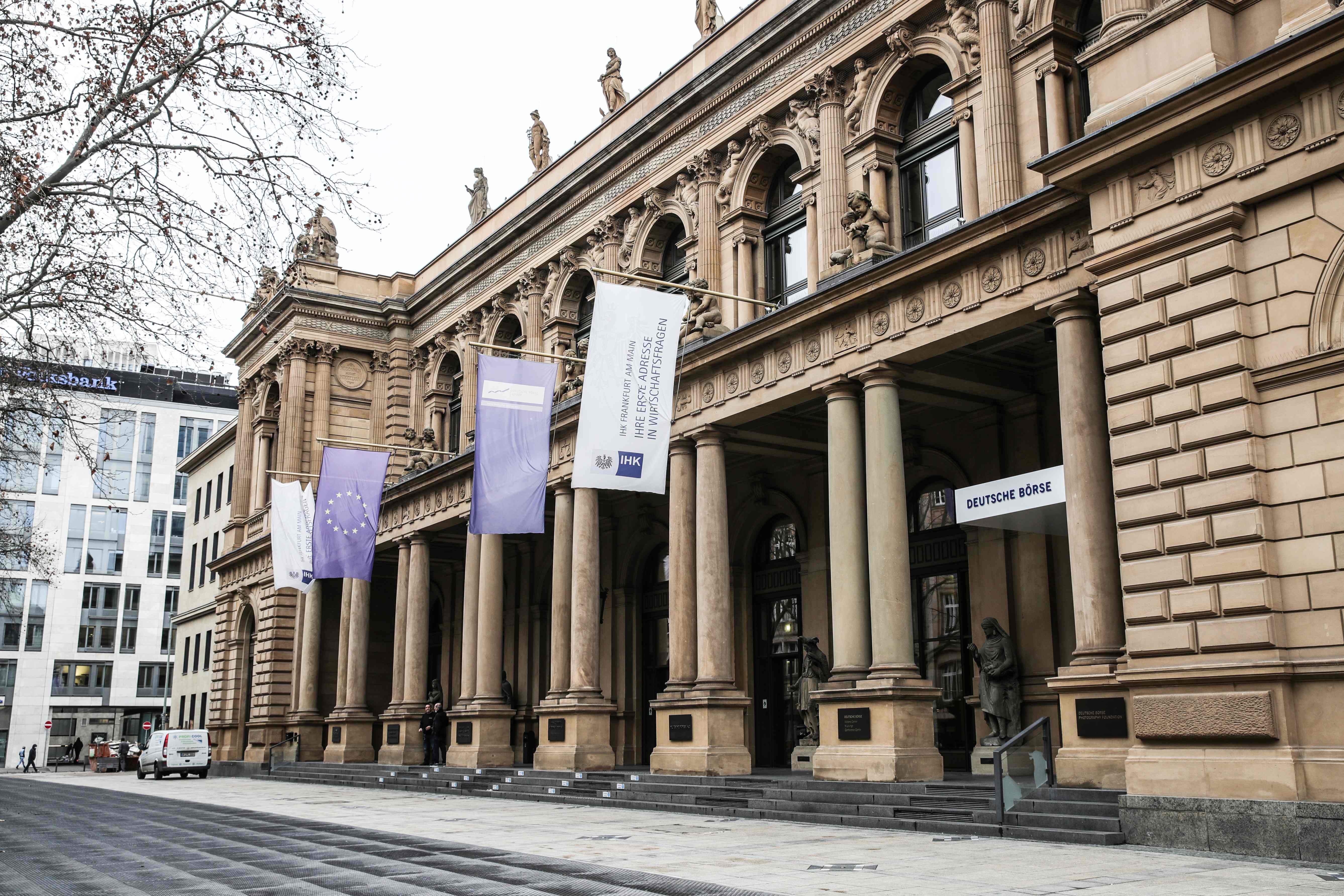 德国法兰克福股市DAX指数首次突破25000点