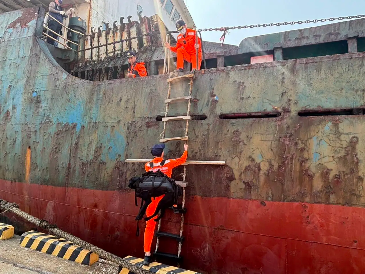 首船西芒杜铁矿石运抵中国宝武马迹山港