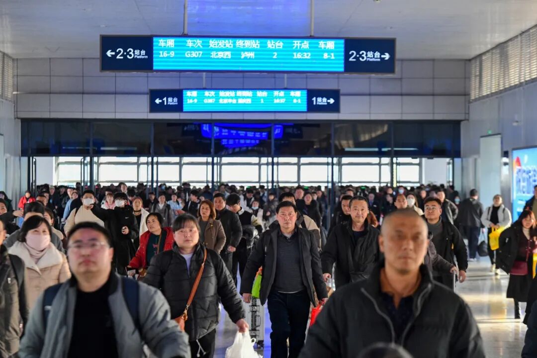 全国铁路实行新的列车运行图 北京至延安首次开行高铁列车