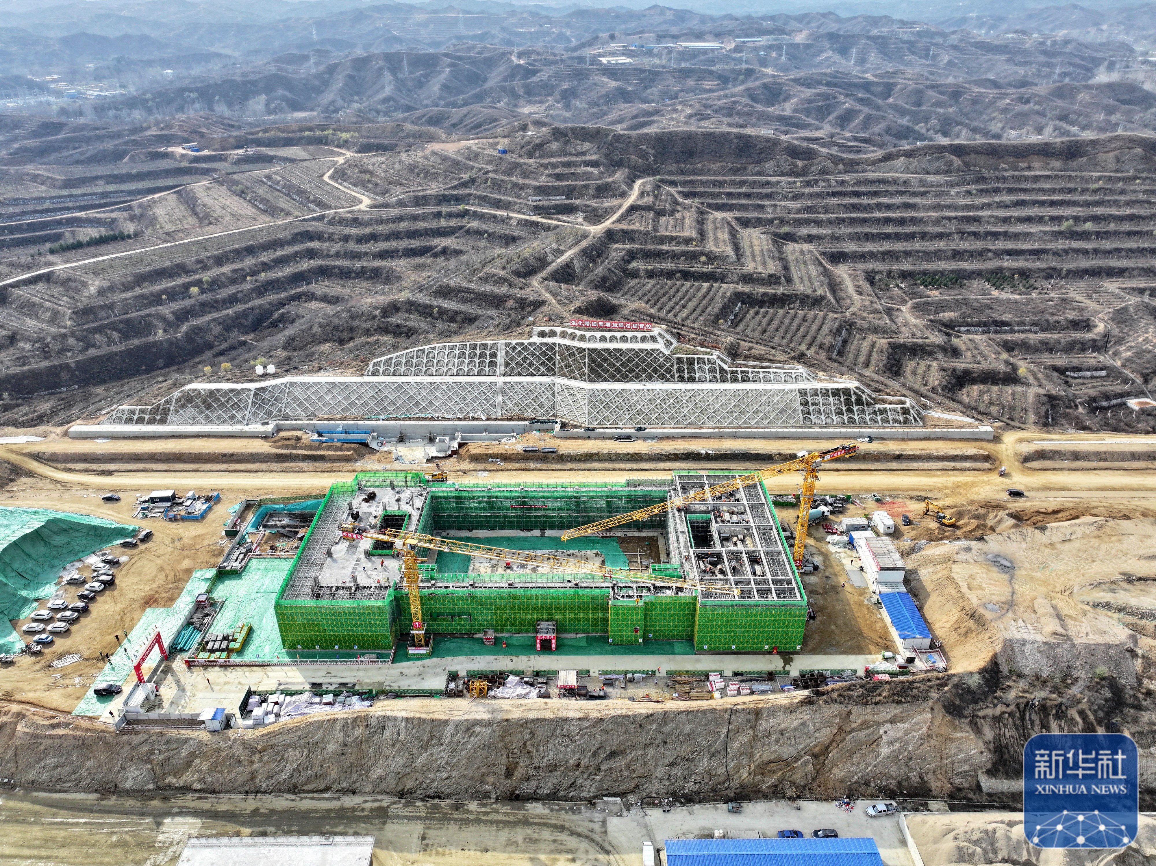 雄忻高铁全线最长隧道顺利贯通