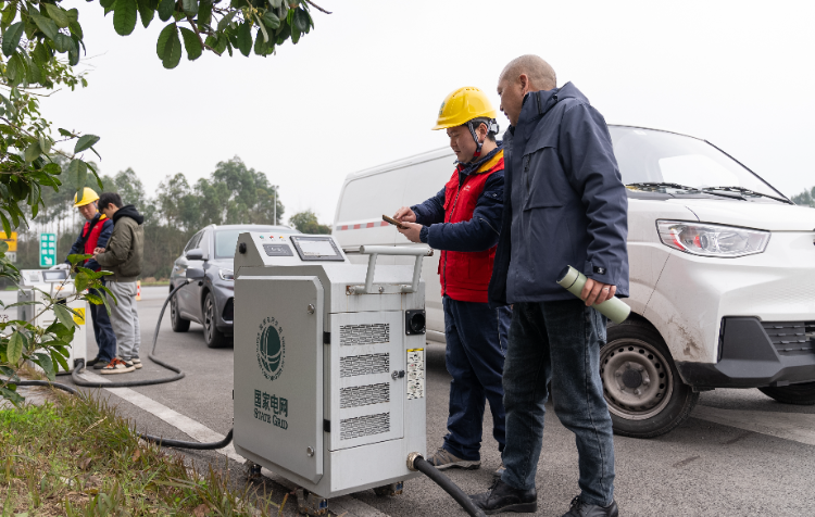 新春走基层丨新能源汽车质检一线:电池“体检官”的新春坚守