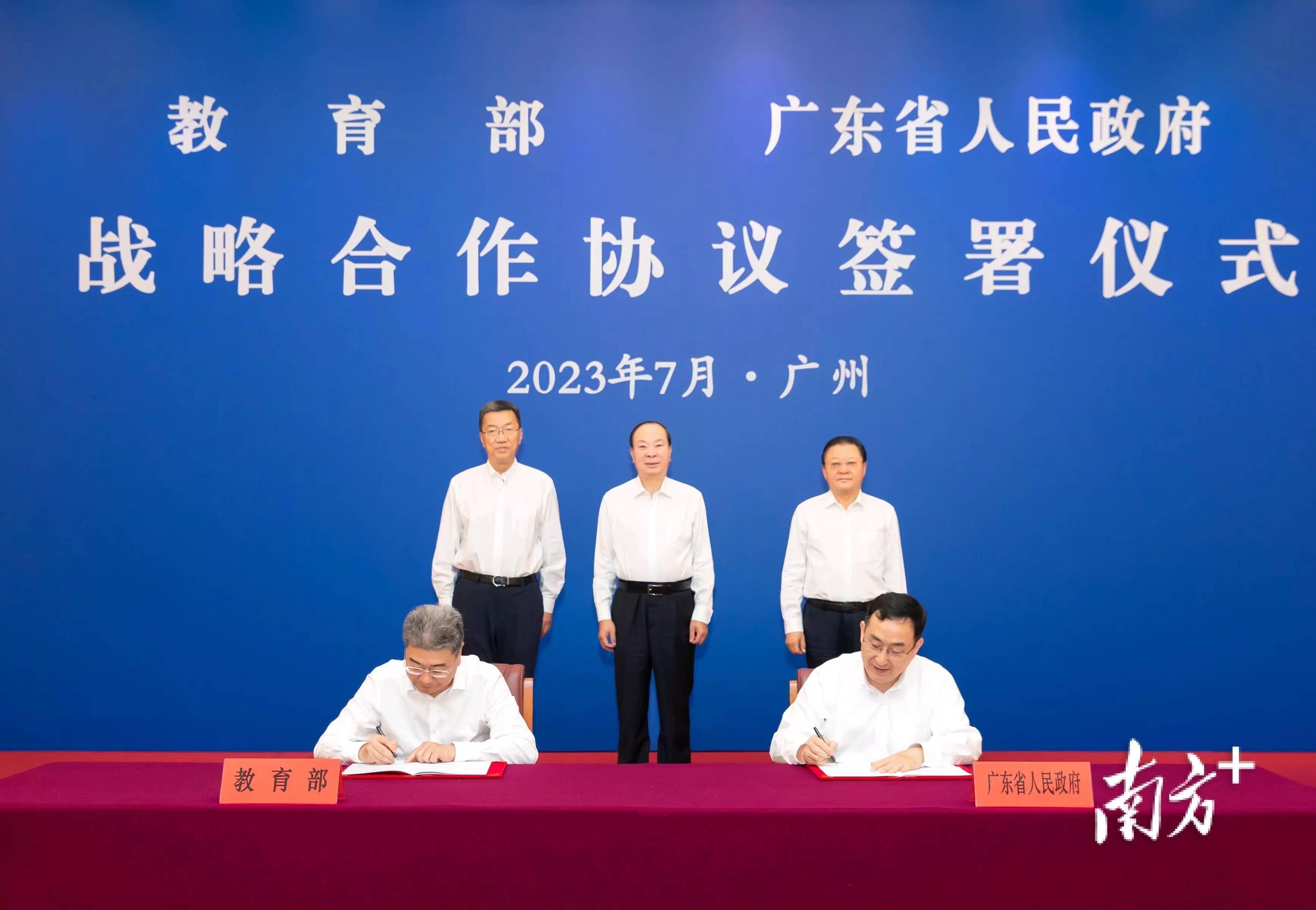 两会现场速递丨教育部部长怀进鹏：大力实施健康教育专项工程 让学生身上有汗、眼里有光