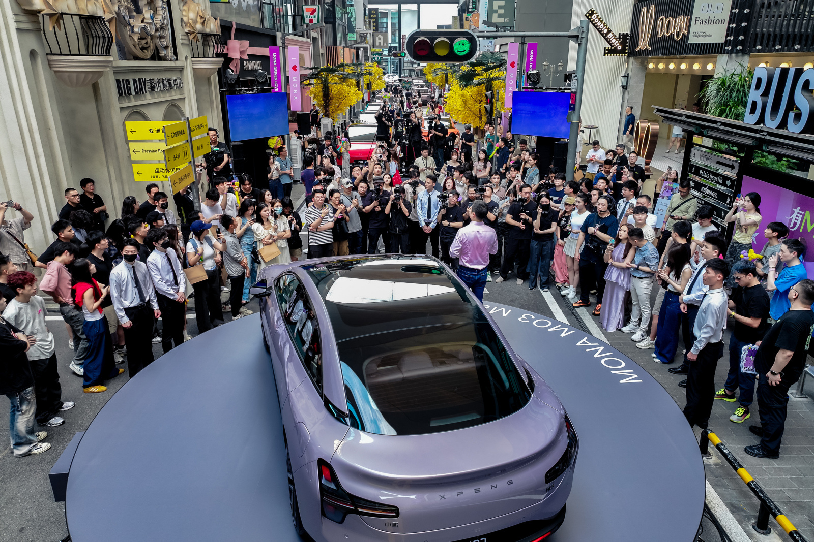 大众与小鹏首款联合开发车型与众08在合肥下线