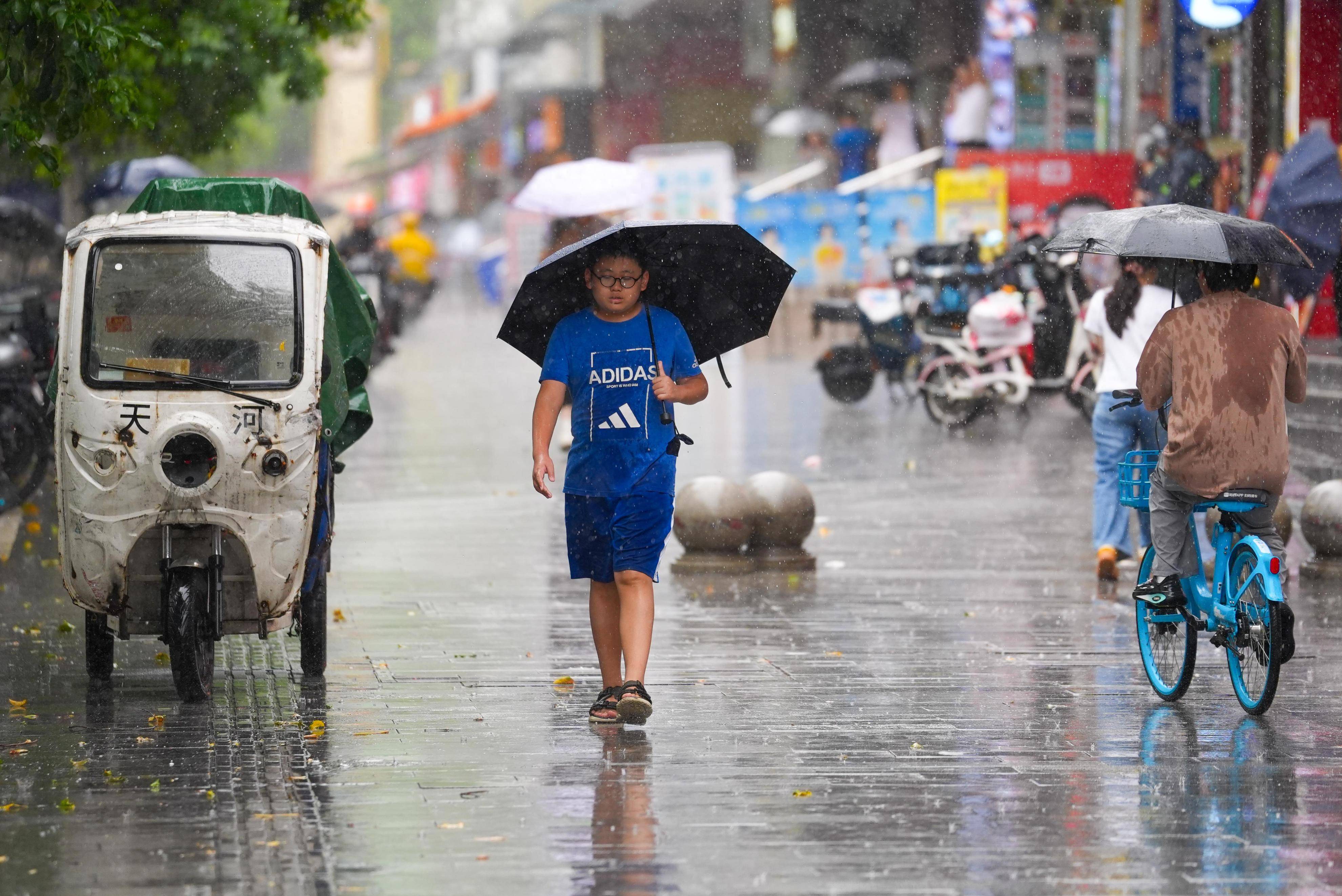 未来三天华西降雨不断今天仍有暴雨 江南华南闷热感仍将持续
